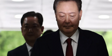 외신들 “윤석열 전 대통령, 조사 거부하며 수의 벗고 드러누워”